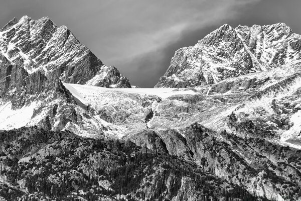 Berglandschaft in Schwarz-Weiß-Farbtönen