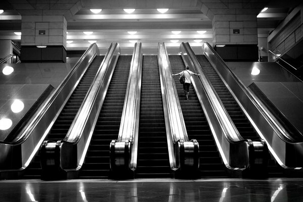 Пустые эскалаторы черно-белое изображение