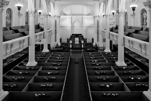 Église vide avec des colonnes blanches