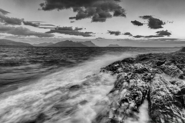 Las olas golpean rocas afiladas