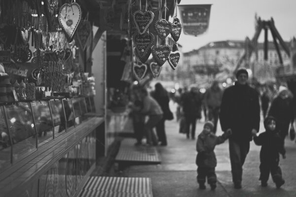 Ein Erwachsener mit Kindern durch Arbat spazieren