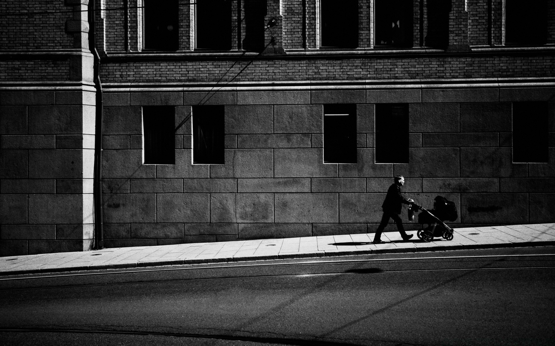 schwarz / weiß einfarbig straße erwachsener gruppe ein transportsystem person schatten stadt architektur auto