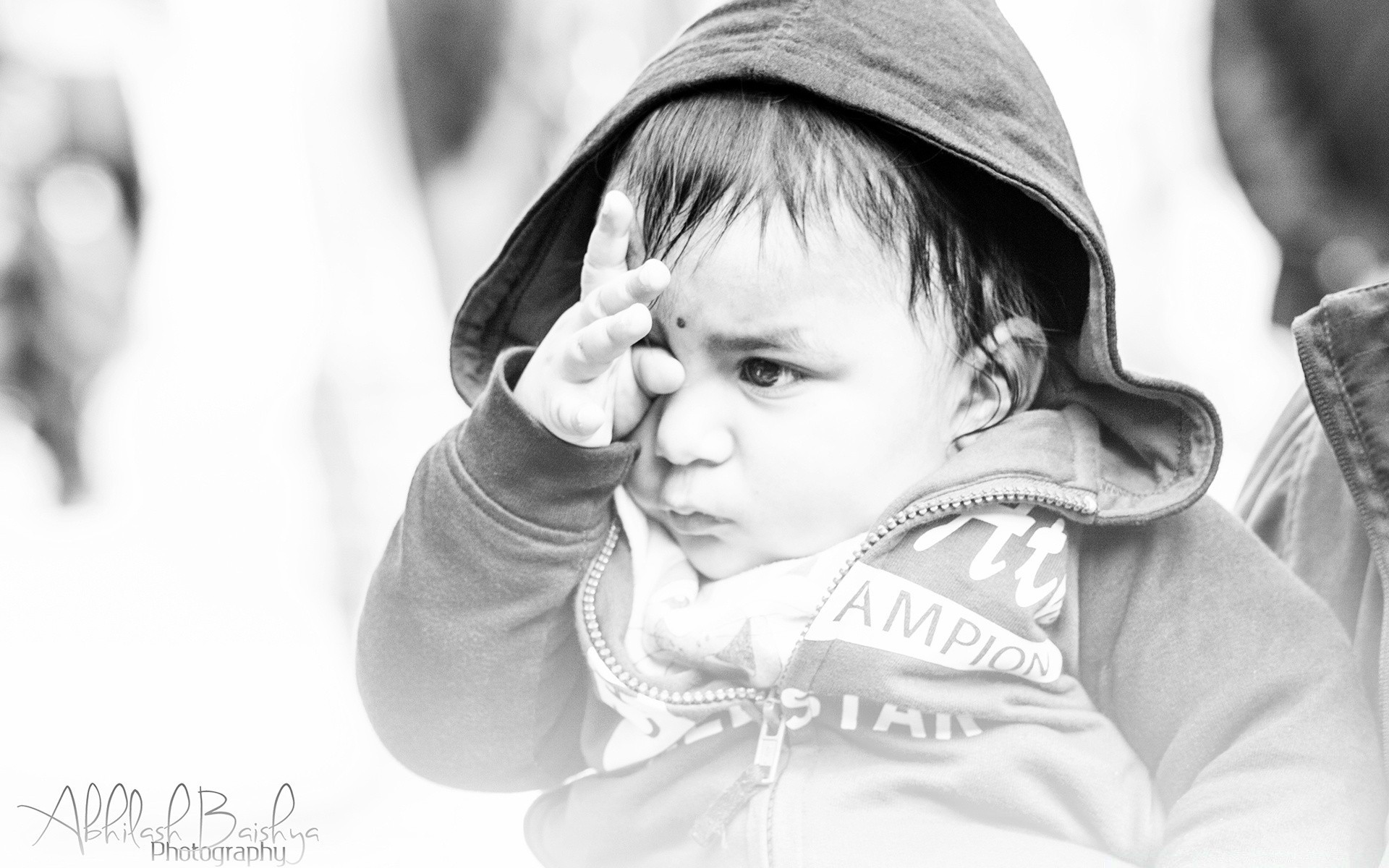 noir et blanc enfant portrait mignon femme seul