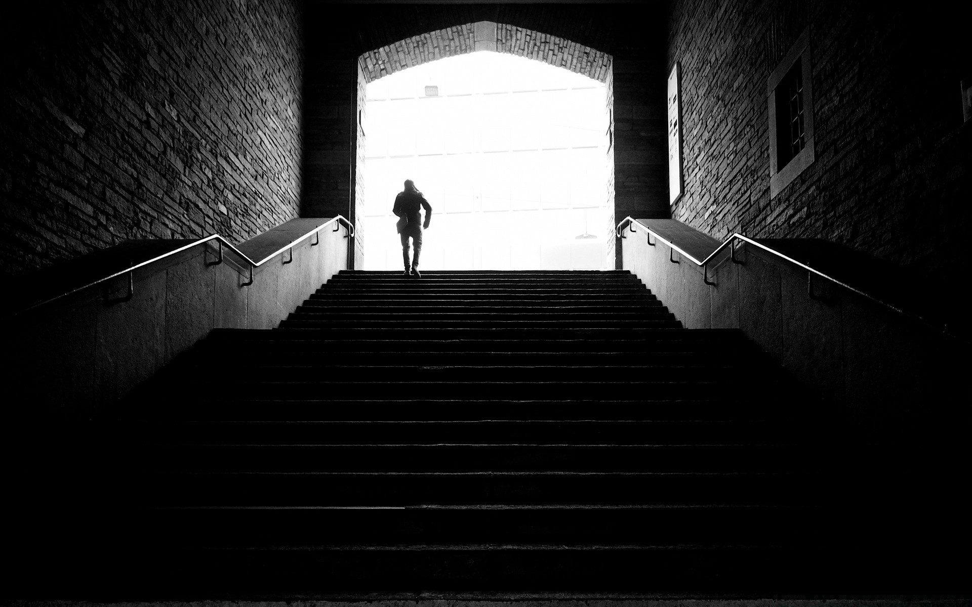 preto e branco monocromático passo parede escuro luz arquitetura interior sombra dentro urbano rua velho cortiça casa cidade