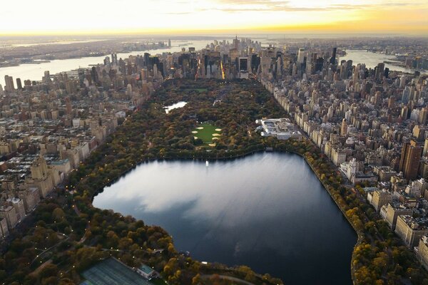 Una città meravigliosa con un lago al centro