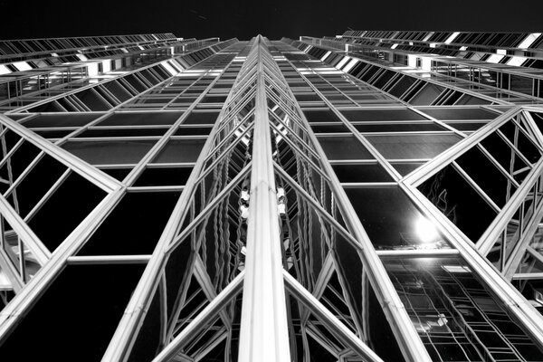 Edificio acristalado en blanco y negro