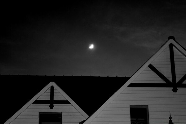 Fotografía Monocromática de la Luna en el fondo de la casa