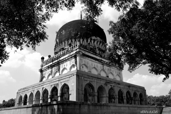 काले और सफेद में स्तंभों के साथ मंदिर