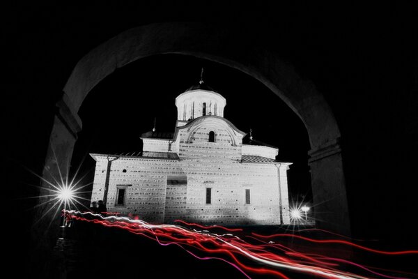 La luz roja ilumina la casa por la noche