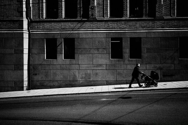 Homme avec une poussette dans la rue