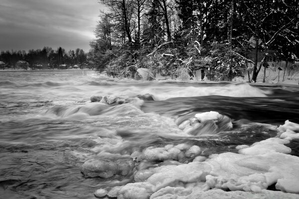 Schwarz-Weiß-Foto eines Flussstroms im Winter