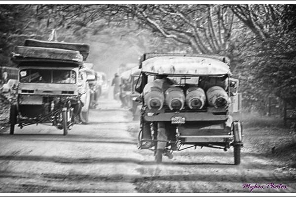 Fotografía en blanco y negro caro con coches