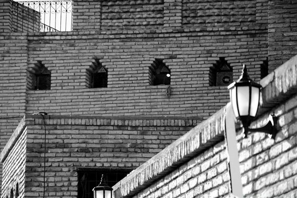 Vieux bâtiment en brique en noir et blanc