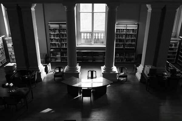 Table au milieu de la pièce et de la colonne