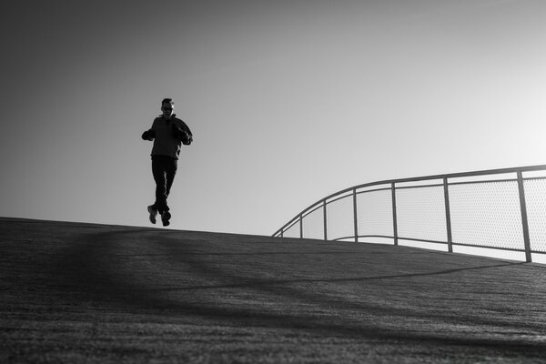 Fotografia monocromatica di un uomo che corre