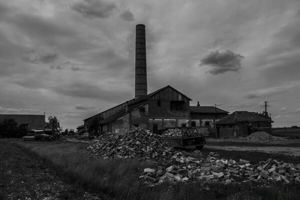 Halb zerfallene Fabrik aus Kriegsjahren