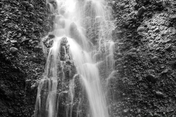 Schwarz-Weiß-Wasserfall in den Bergen