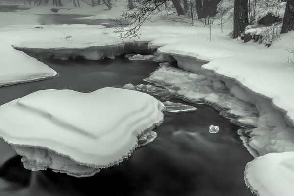 Muy hermosa imagen de la nieve y el agua