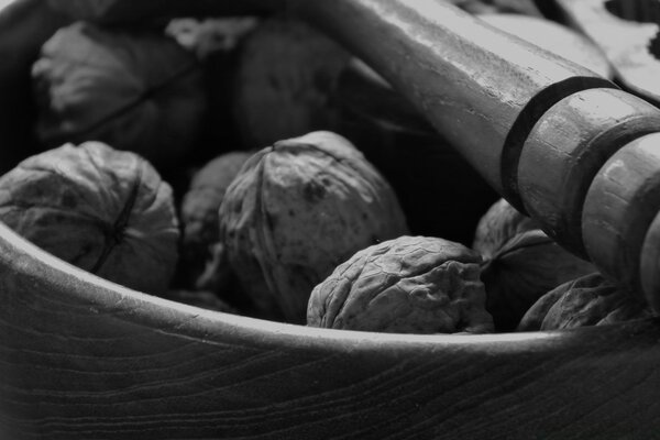 Foto en blanco y negro de nueces en un tazón