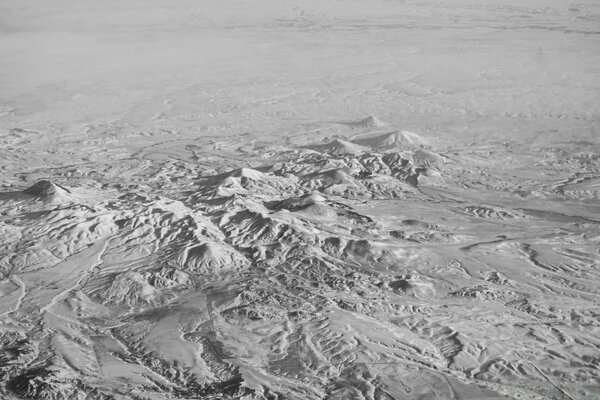 Photographie de montagnes en noir et blanc