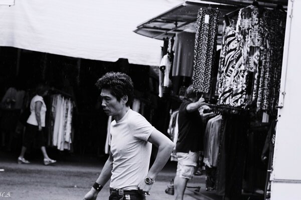 Photo en noir et blanc d un homme au marché