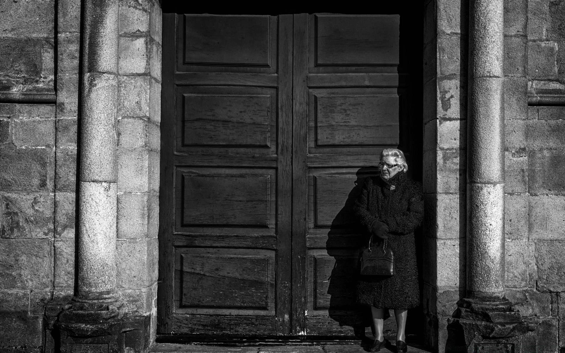 preto e branco rua monocromático adulto solteiro pessoa retrato