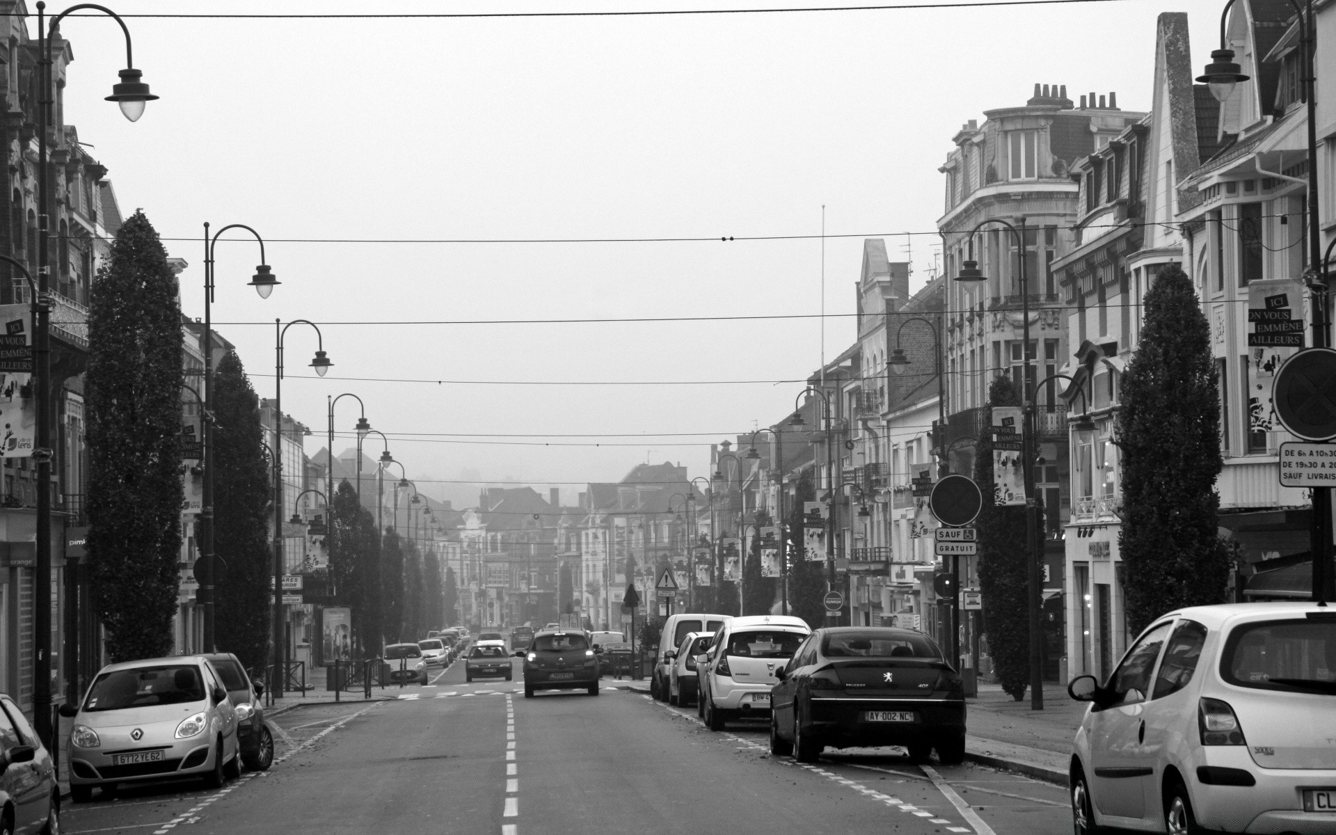 bianco e nero strada città strada auto viaggi urbano monocromatico auto sistema di trasporto città traffico casa piazza architettura