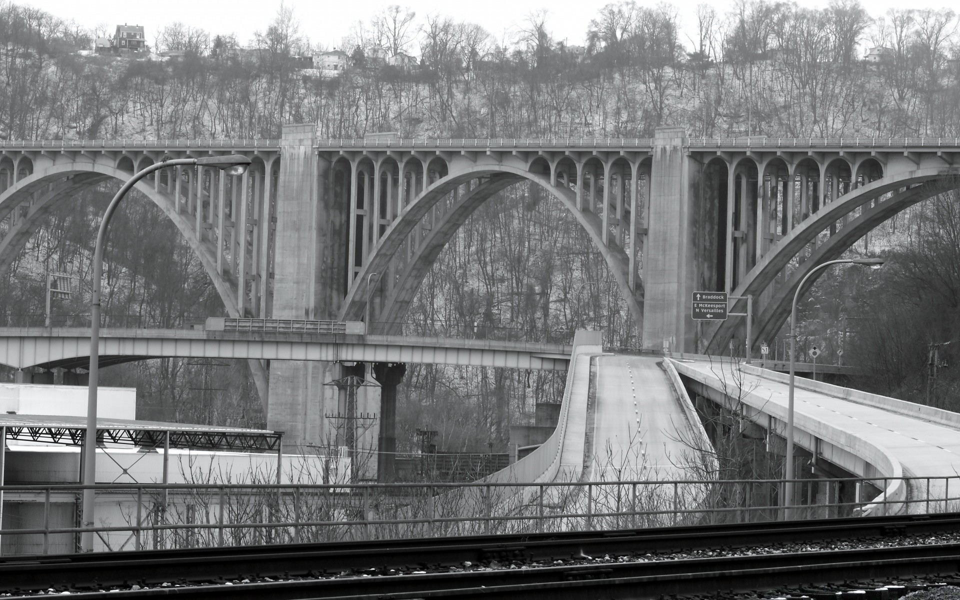 schwarz und weiß brücke transportsystem eisenbahn zug reisen fluss viadukt auto verbindung architektur straße verkehr wasser stadt städtisch haus motor