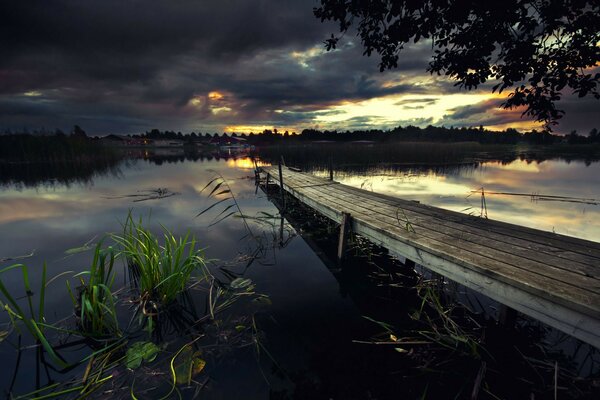 Landschaft in der Natur. Sonnenaufgang über dem Wasser