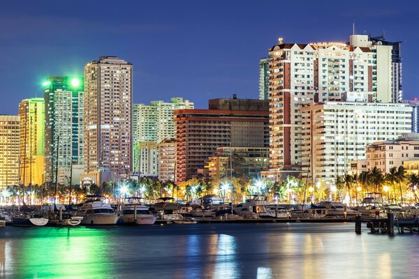 Cidade noturna na água