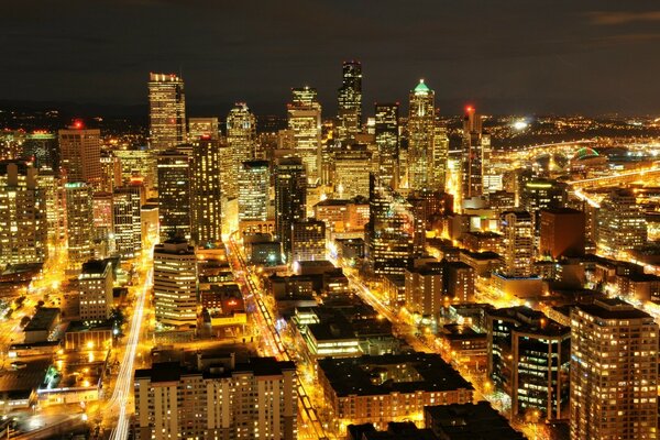 Ville de nuit dans les lumières