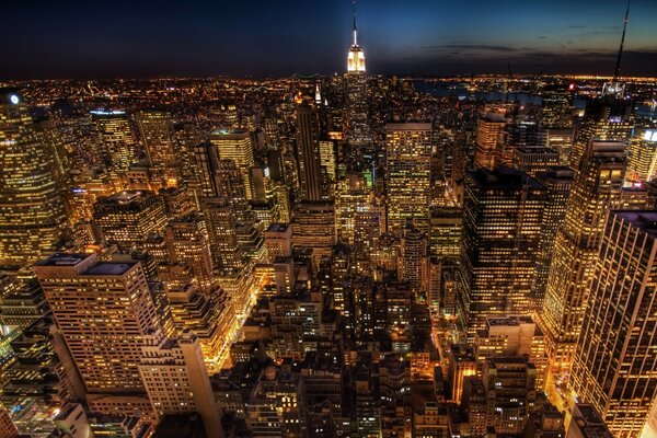 Luzes cintilantes da cidade noturna