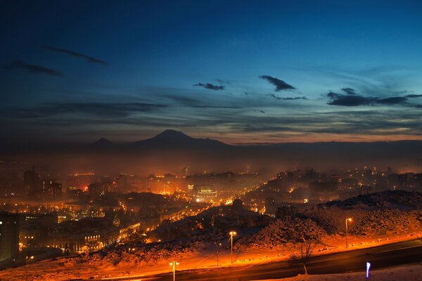 Ville du soir dans la vallée des montagnes