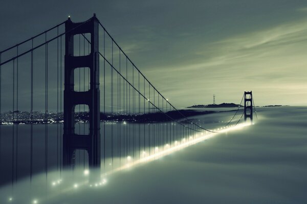 Grand pont dans le brouillard