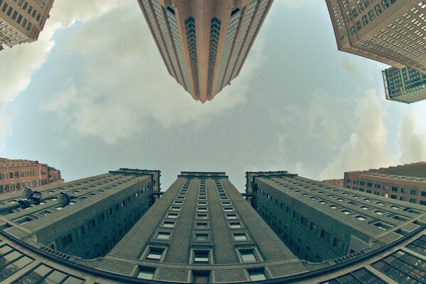 CÉU ENTRE PALISADE DE EDIFÍCIOS ALTOS