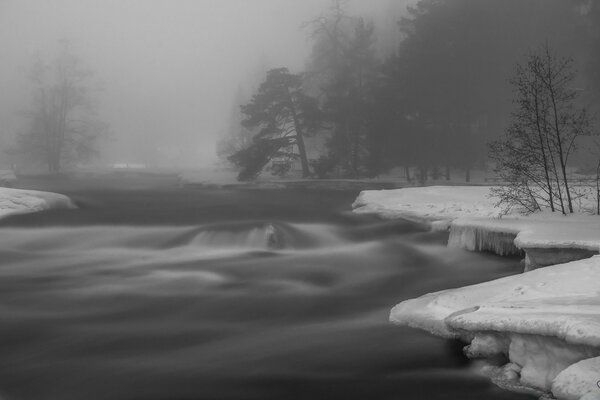 Schönes Bild von Schnee und Wasser