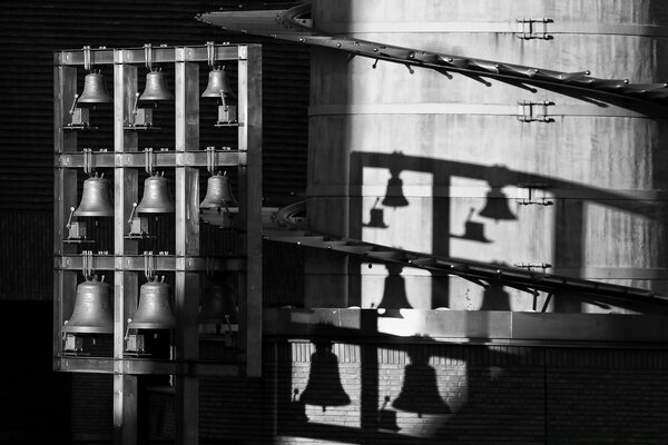 Campanas en blanco y negro en el interior, solo al anochecer