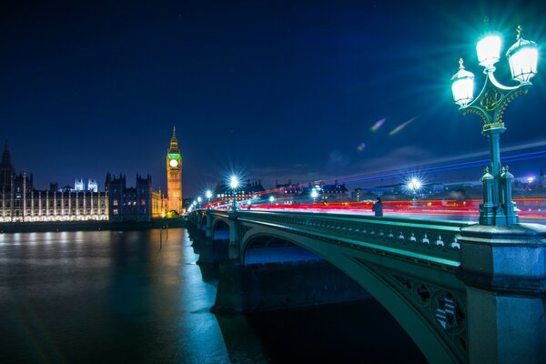 PONT, RUE, LANTERNE, HORLOGE SUR LA TOUR