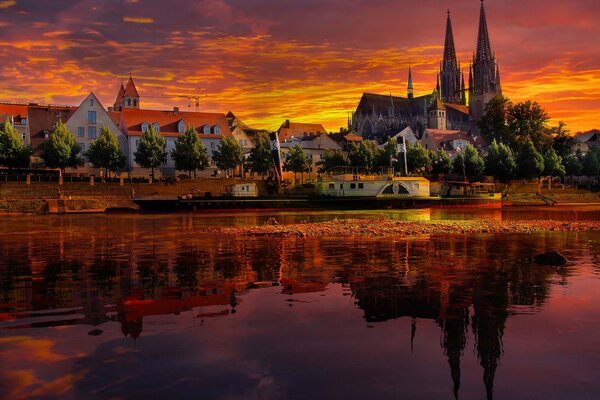 Gebäude am See bei rotem Sonnenuntergang