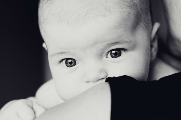 Bébé avec un regard profond et beau