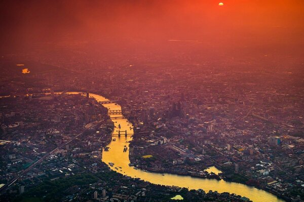 Il fiume attraversa tutta la città