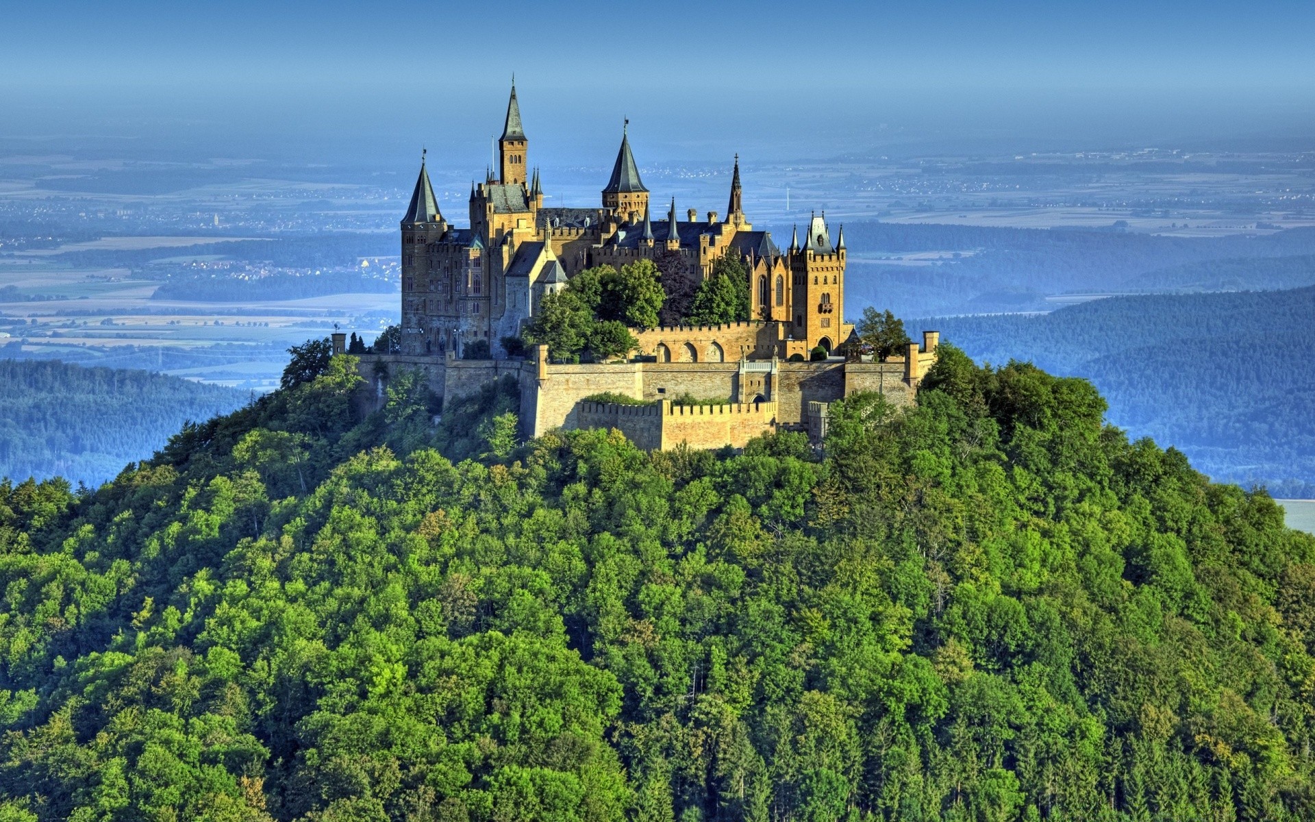 andere städte architektur schloss gotik reisen alt himmel turm haus tourismus sehenswürdigkeit spektakel festung landschaft baum hügel im freien stadt antike festung