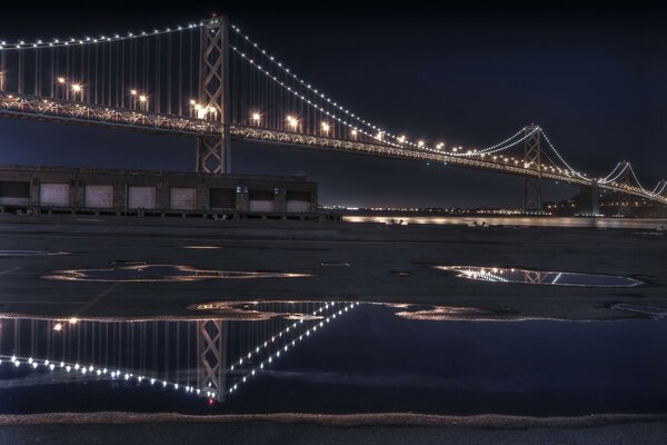 Foto notturna del ponte luminoso