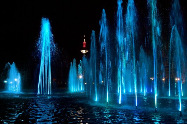 Foto des Farbbrunnens in der Nacht