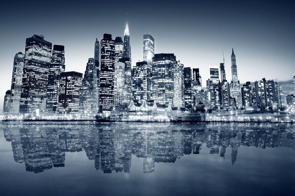 Черно-белое фото большого города