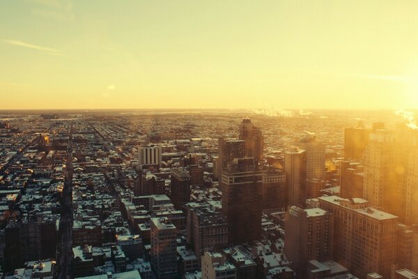 Hermosa ciudad en el fondo del amanecer