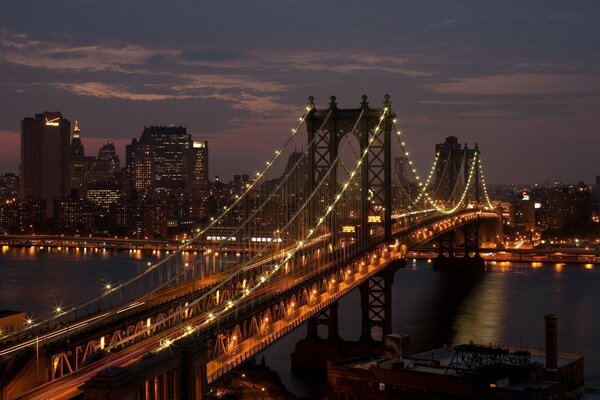 Hermoso puente nocturno sobre el río