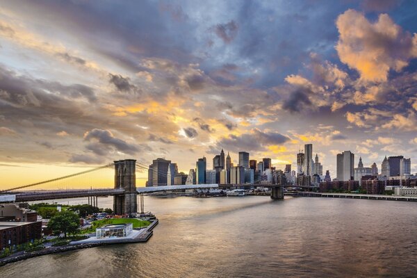 Nuages au coucher du soleil sur le pont et la ville