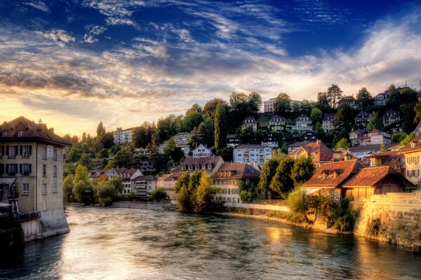 Eine vom Menschen geschaffene Nachricht. Kanal entlang der Stadt