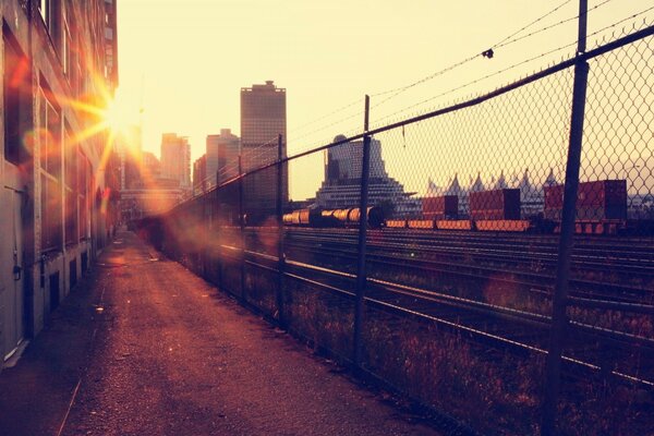 Pôr do sol na metrópole no verão no beco